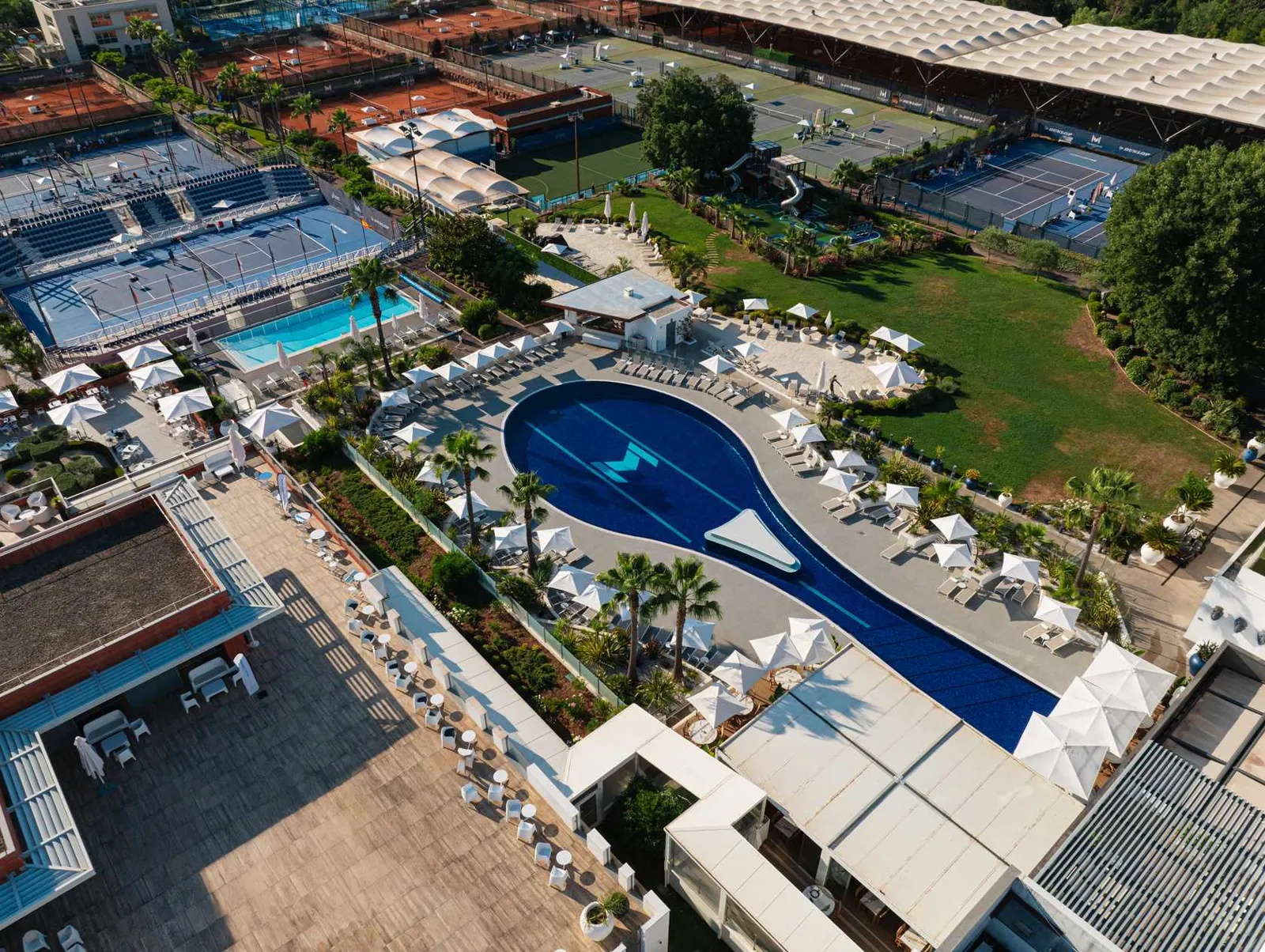 Luftaufnahme der Mouratoglou Academy mit ihren Plätzen und ihrem Schwimmbad