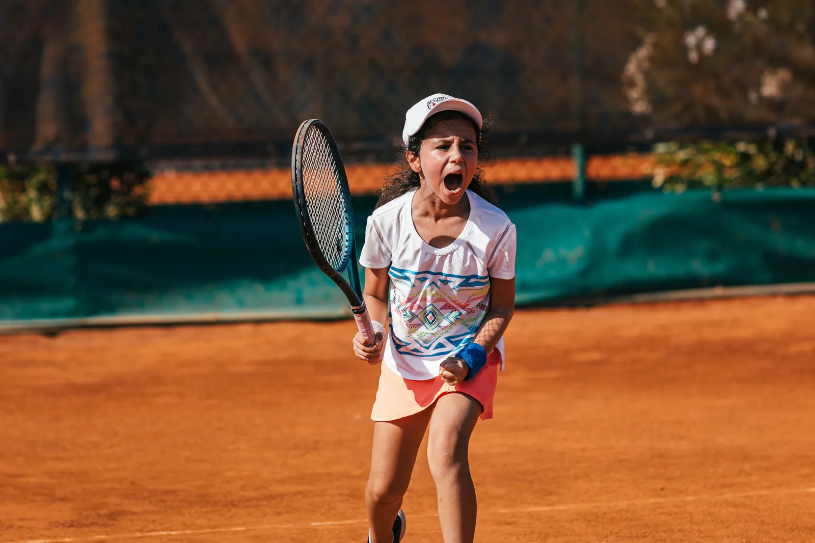 Joueur de tennis pendant une séance d’entraînement sur le court