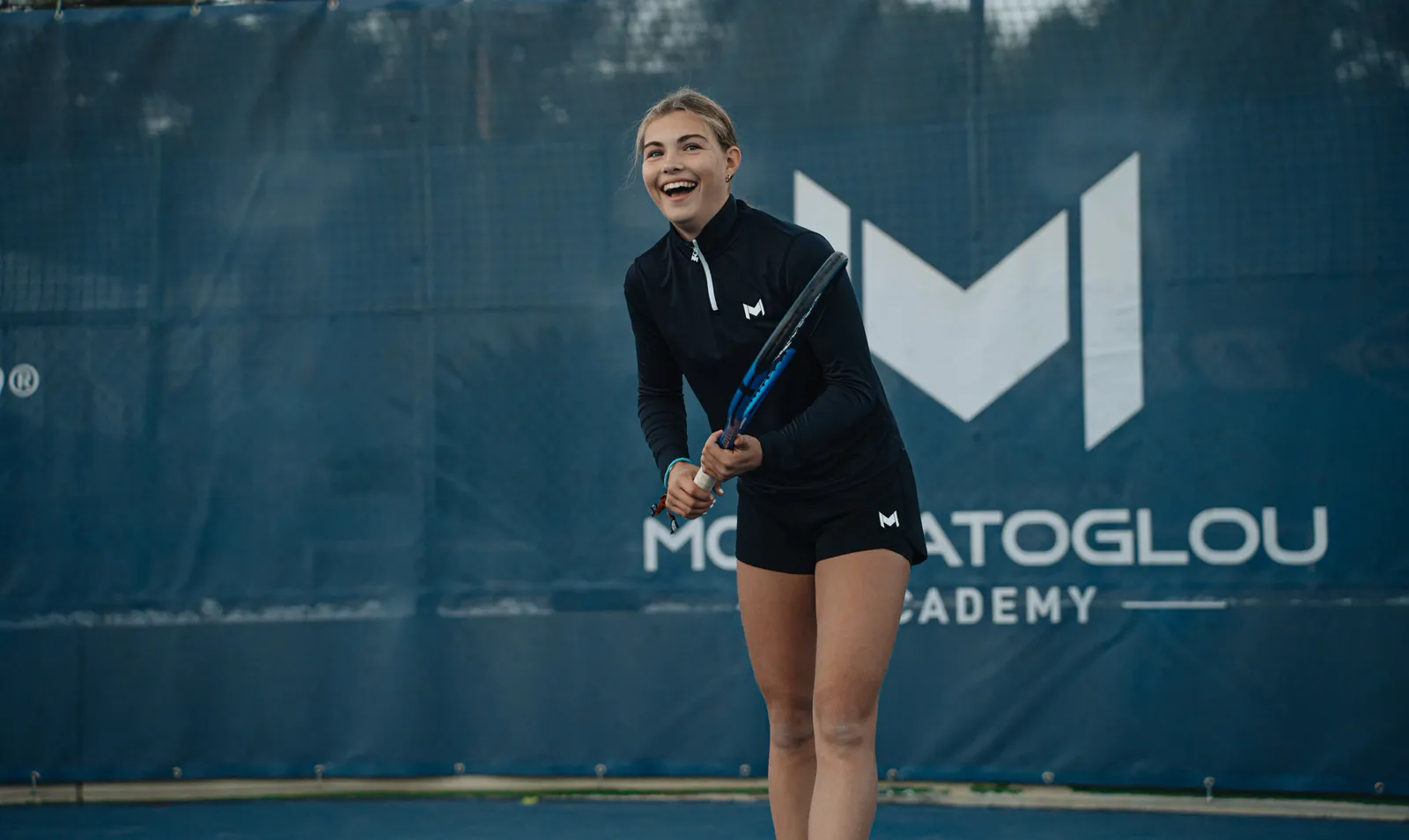 Joueur souriant pendant un entraînement de tennis