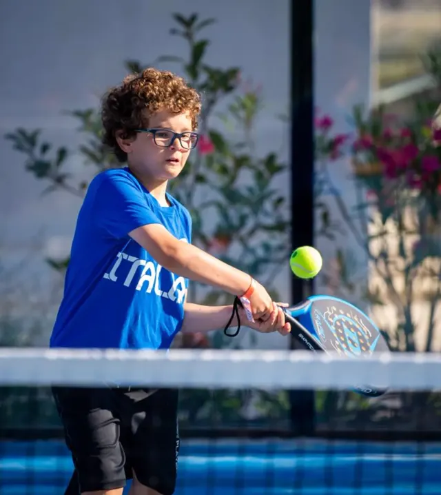 Pelotas de tenis amarillas en una pista
