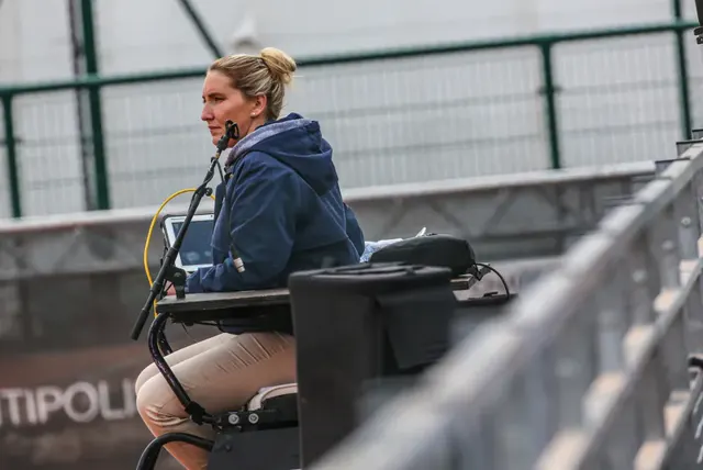 Arbitre de chaise suivant un match depuis sa chaise au bord du court