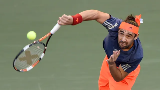 Raquettes de tennis posées au bord d’un court