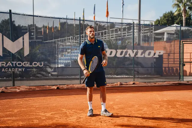 Entrenador de la Mouratoglou Academy dirigiendo un campamento para adultos en pista