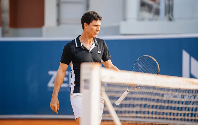 Raquetas de tenis colocadas para comparar sus características