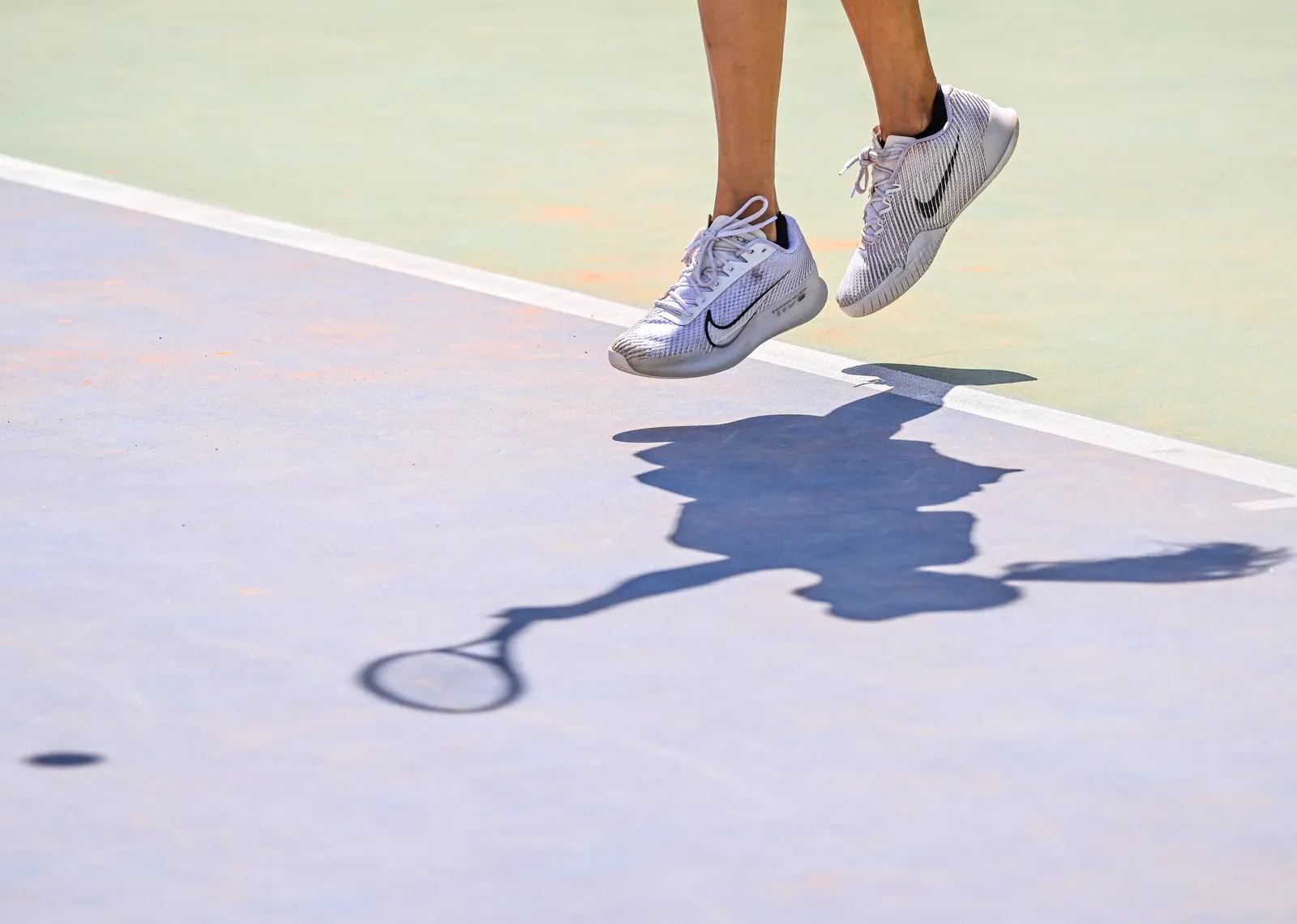 Primer plano de una zapatilla de tenis en la pista