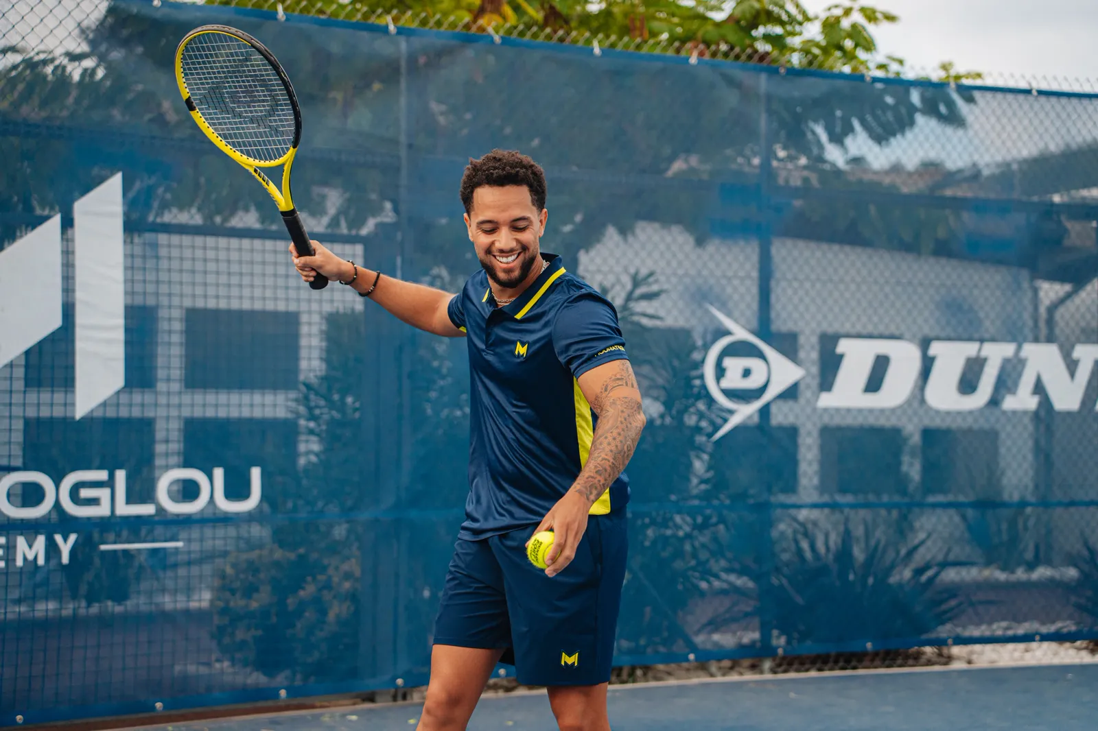 Coach souriant pendant une séance sur un court de tennis