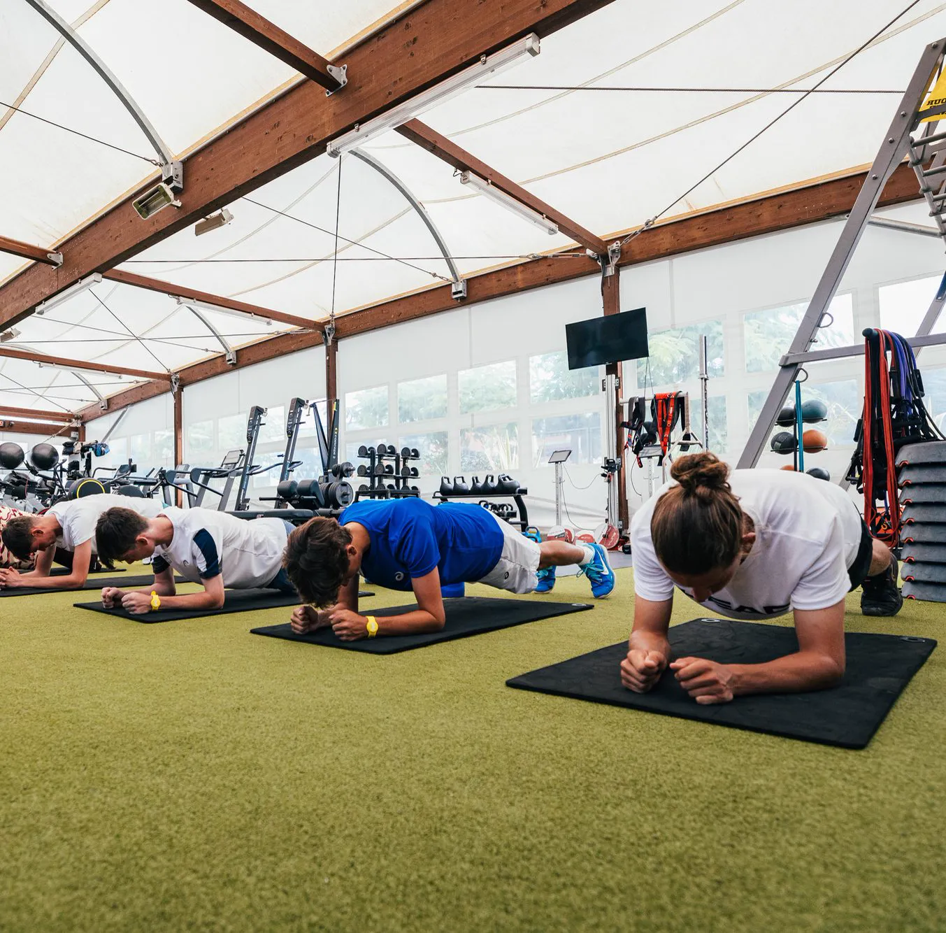 Jugador haciendo un ejercicio de core en el gimnasio
