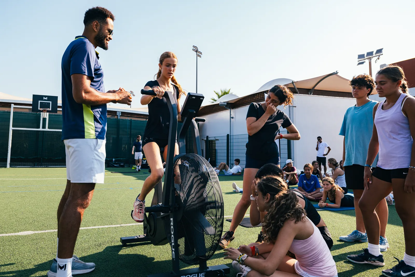 Séance de préparation physique avec un coach et un groupe de jeunes joueurs et joueuses