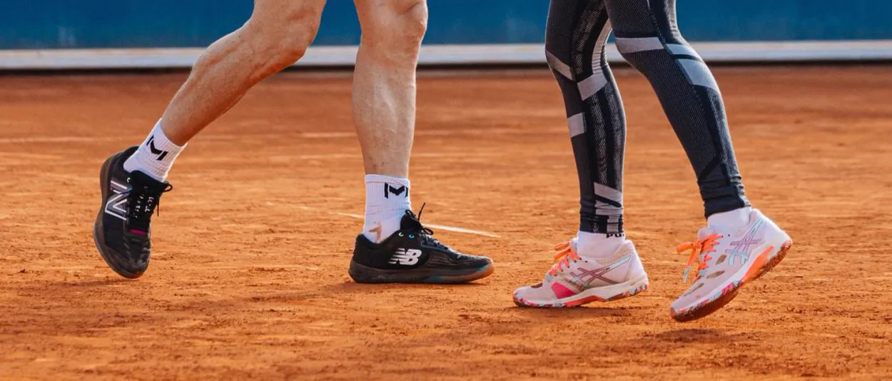 Dos jugadores chocando la mano en una pista de tenis