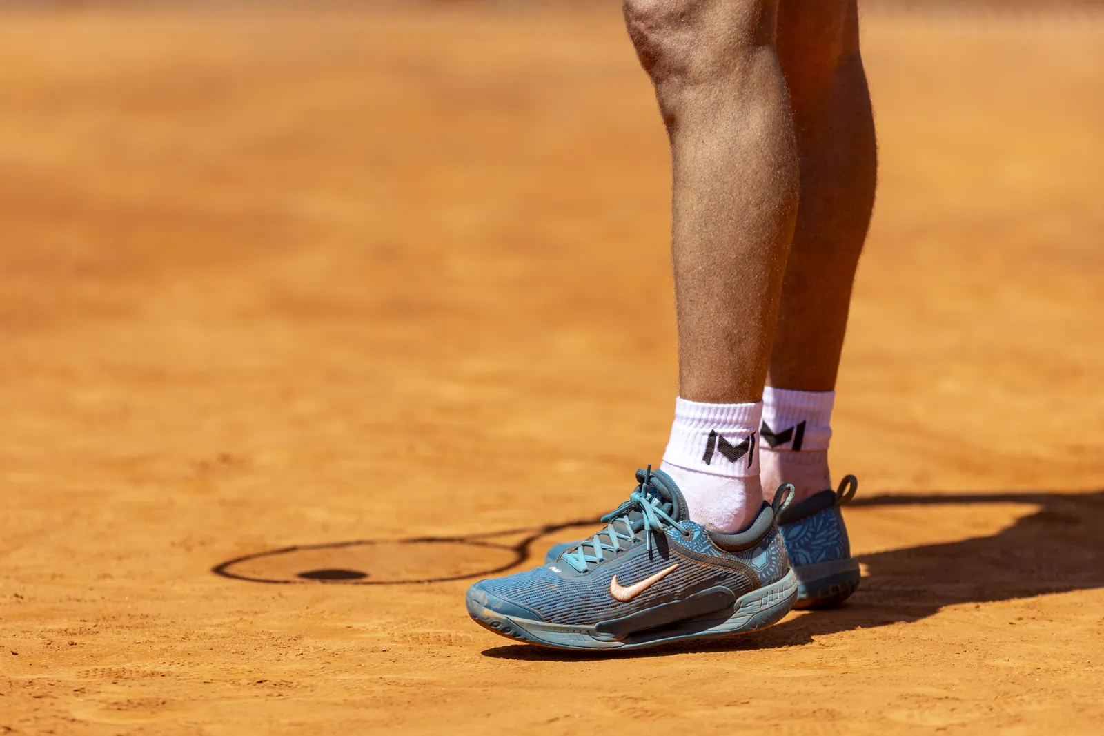 Zapatillas de tenis sobre una pista de tierra batida