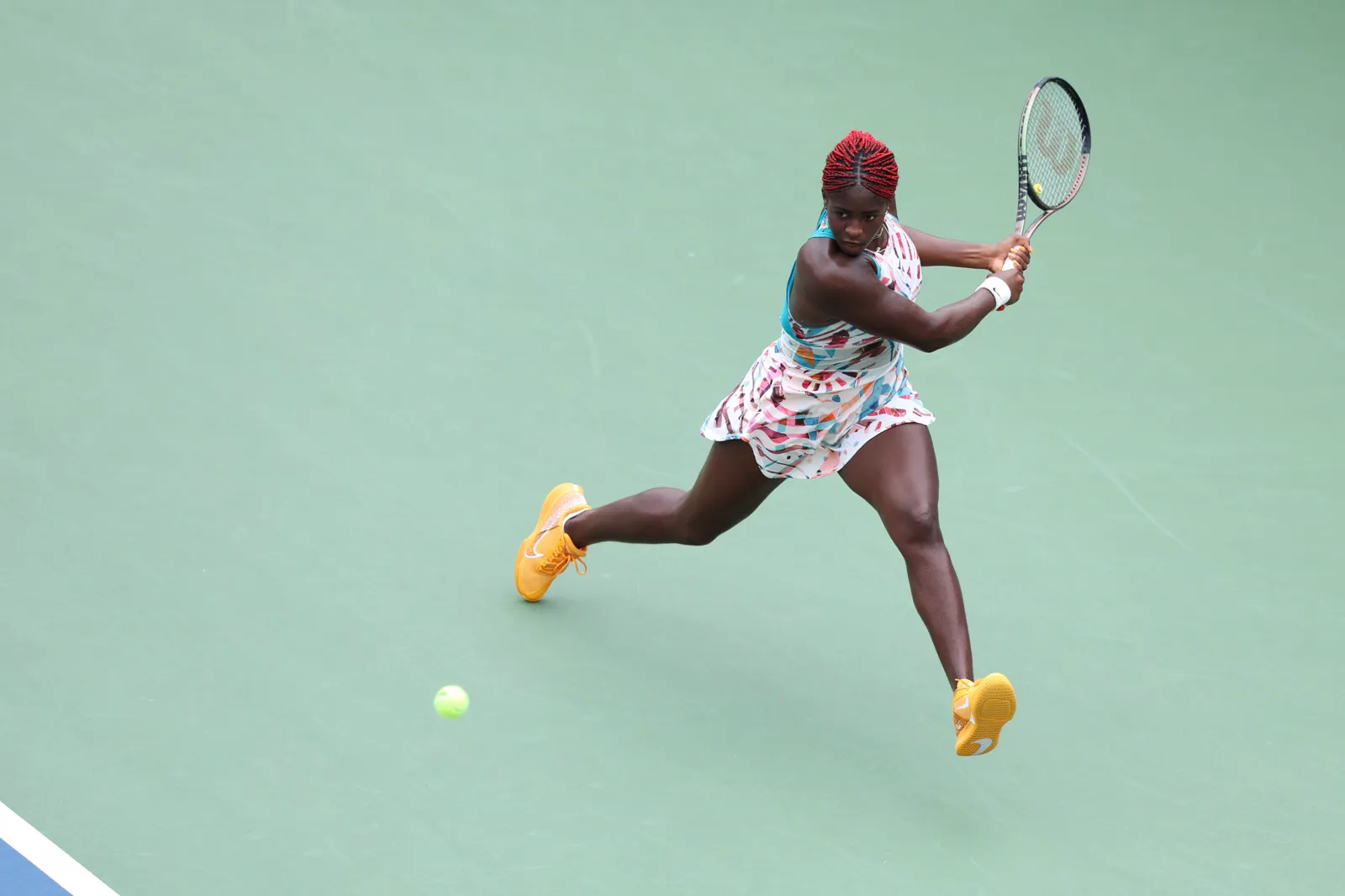 Joueur de tennis en contre-attaque, frappant un revers en extension
