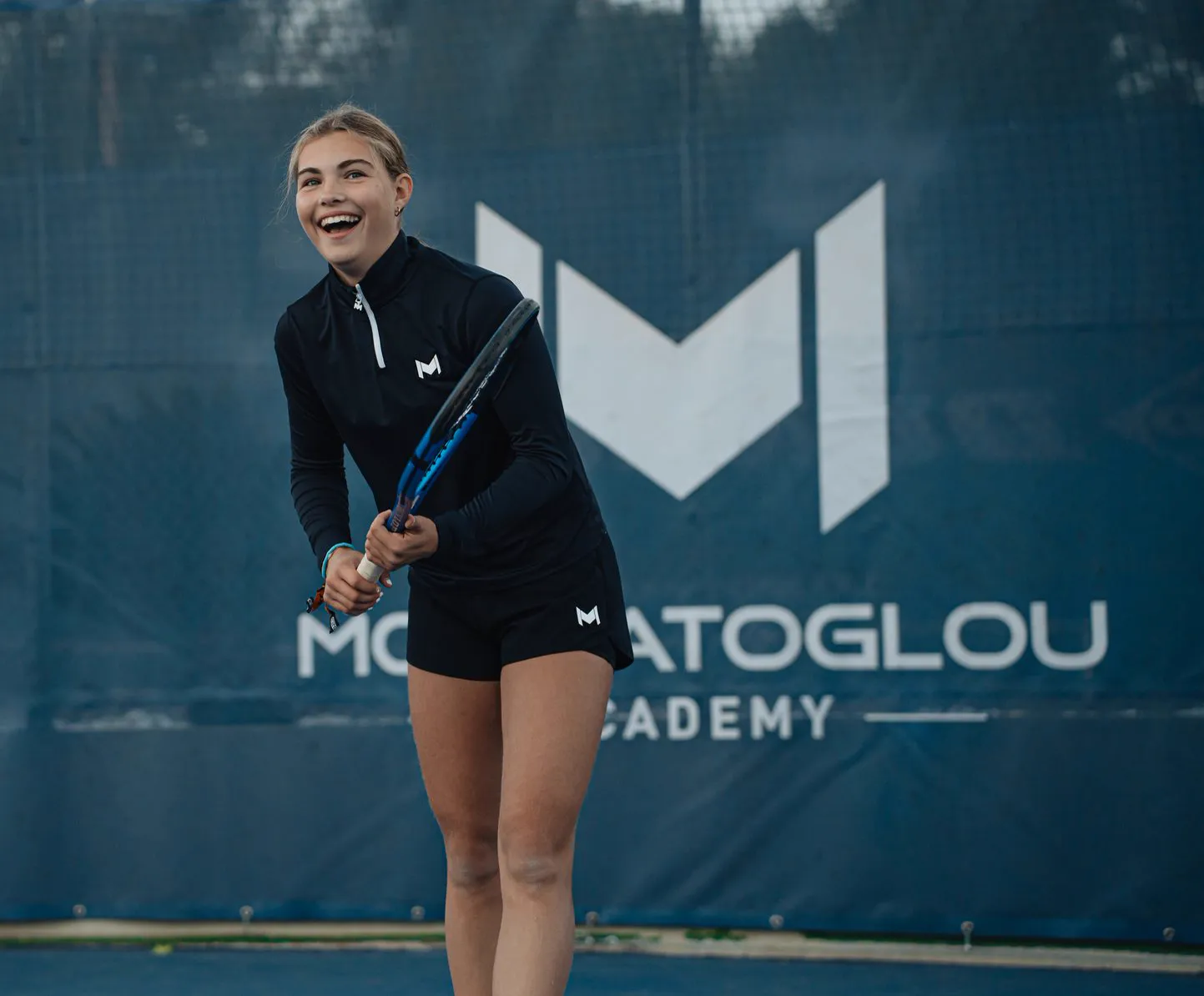 Jeune joueuse souriante sur un court de tennis