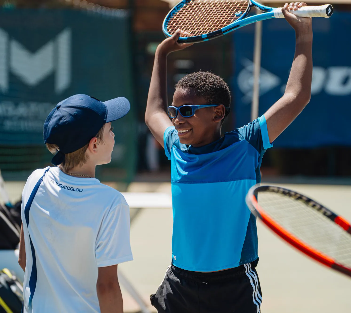 Joueur effectuant des étirements avant un match de tennis