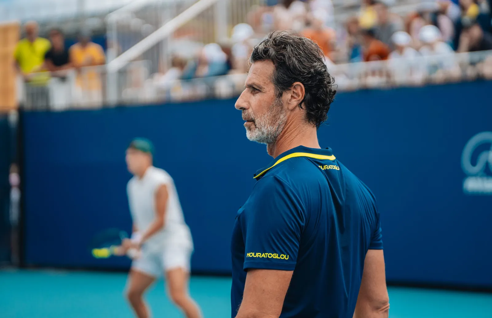 Entrenador de la Mouratoglou Academy corrigiendo el gesto de un jugador