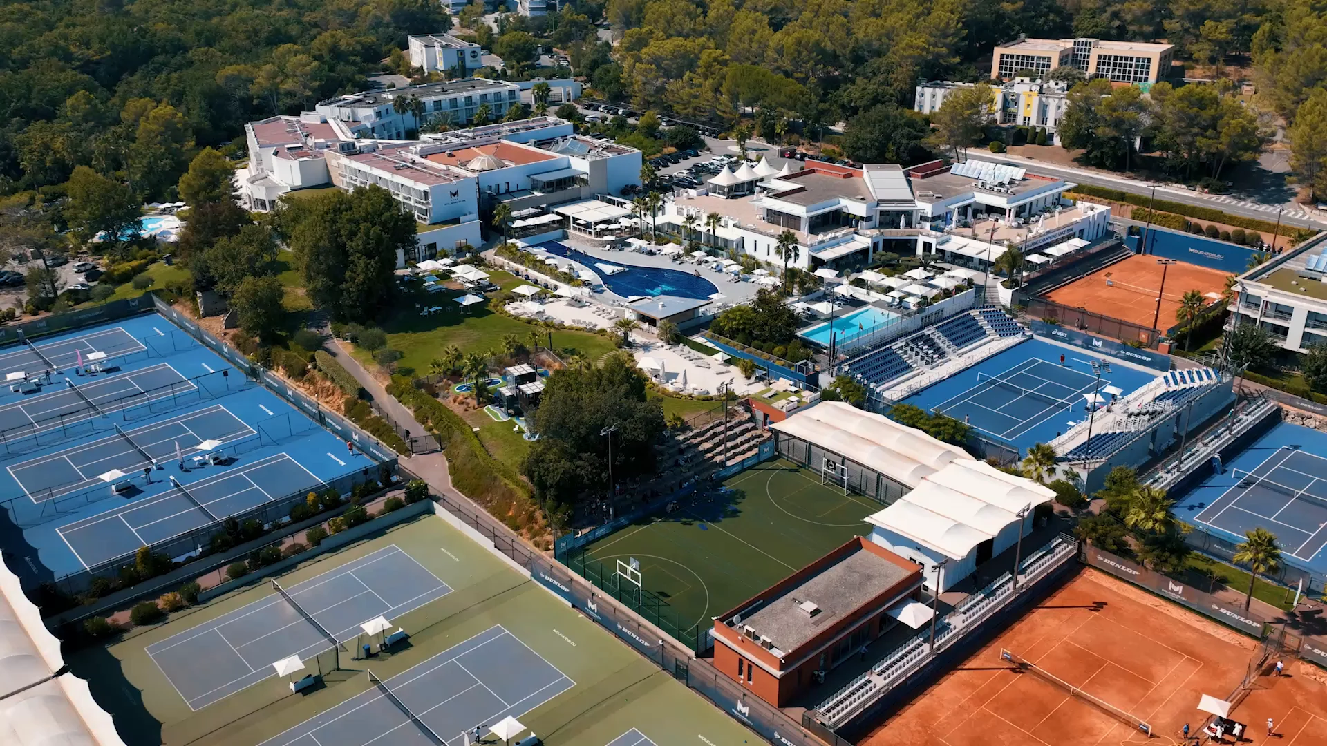 Vue aérienne du campus de la Mouratoglou Academy, de ses courts et de l’hôtel sur la Côte d’Azur