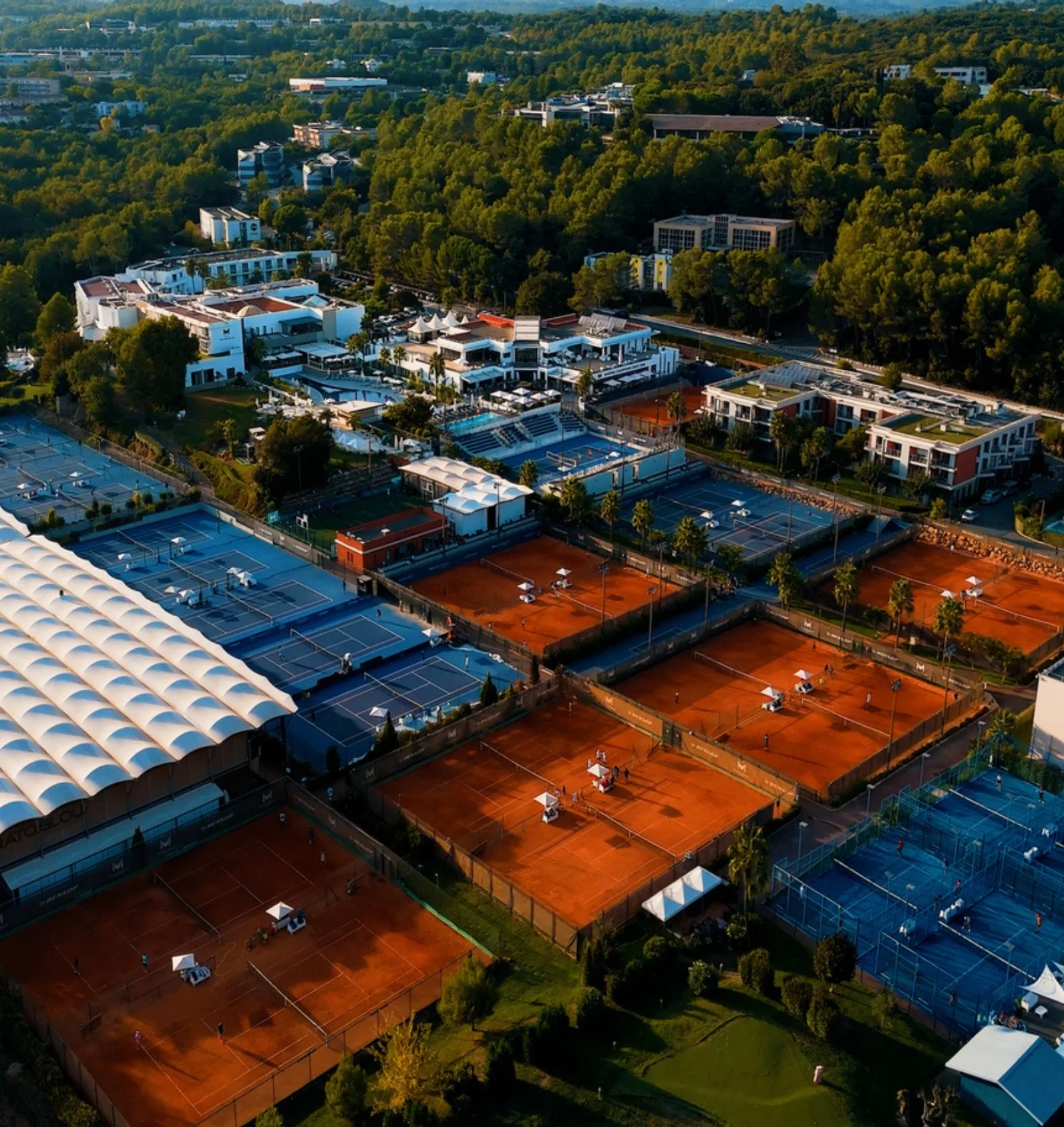 Les courts en terre battue au coucher du soleil