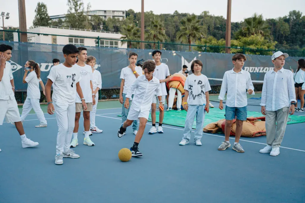 Schüler bei einer Gruppenaktivität auf einem Tennisplatz