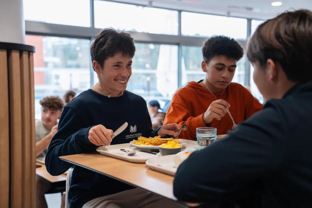 Freunde beim gemeinsamen Essen im Campus-Restaurant