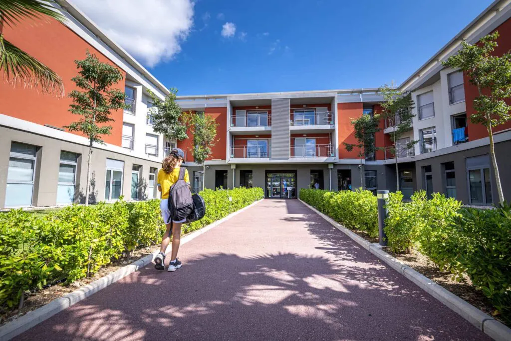 Schüler auf dem Weg zum Internat auf dem Campus
