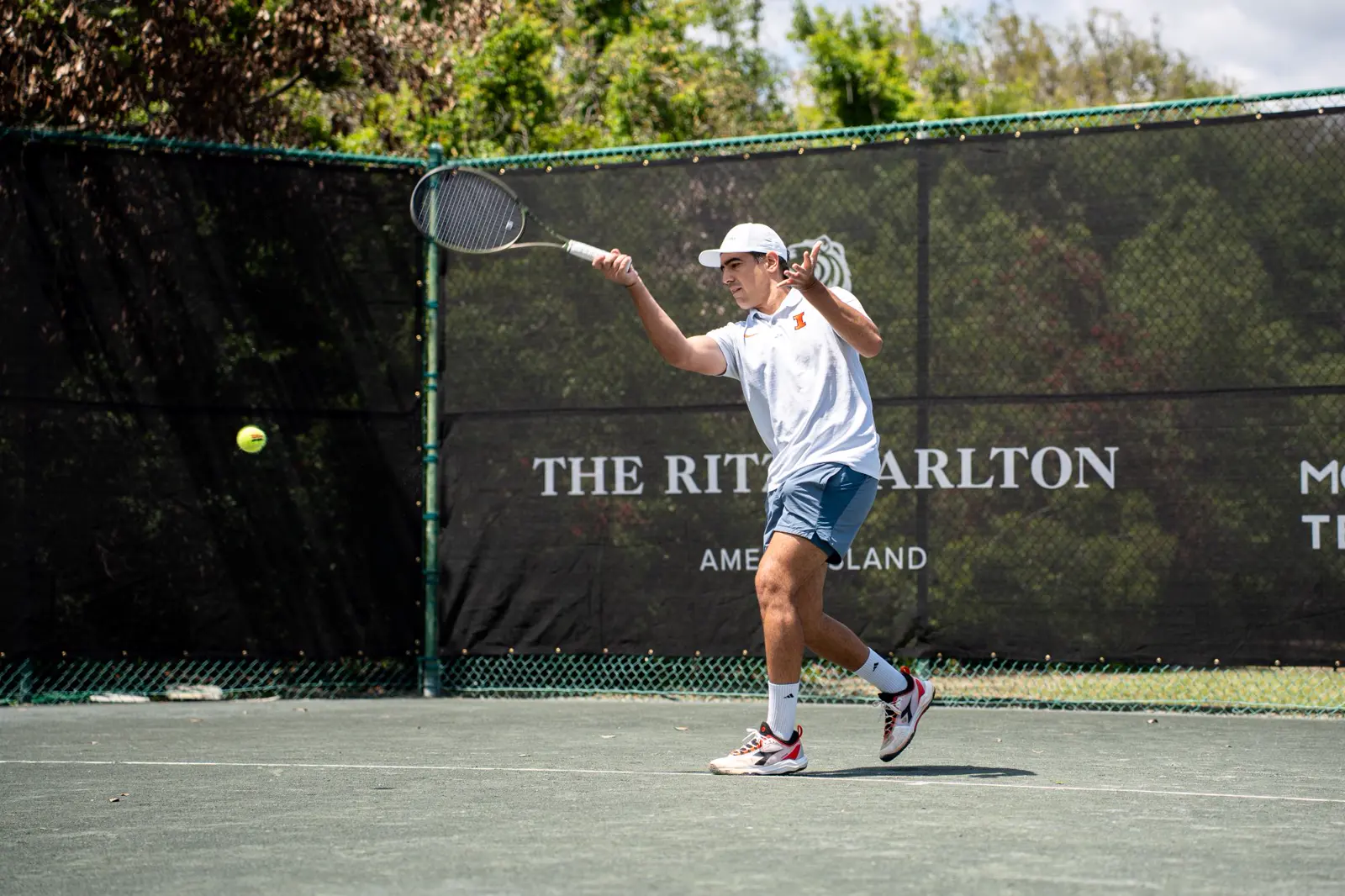 Erwachsener Spieler beim Return auf den Plätzen des Mouratoglou Tennis Center Amelia Island
