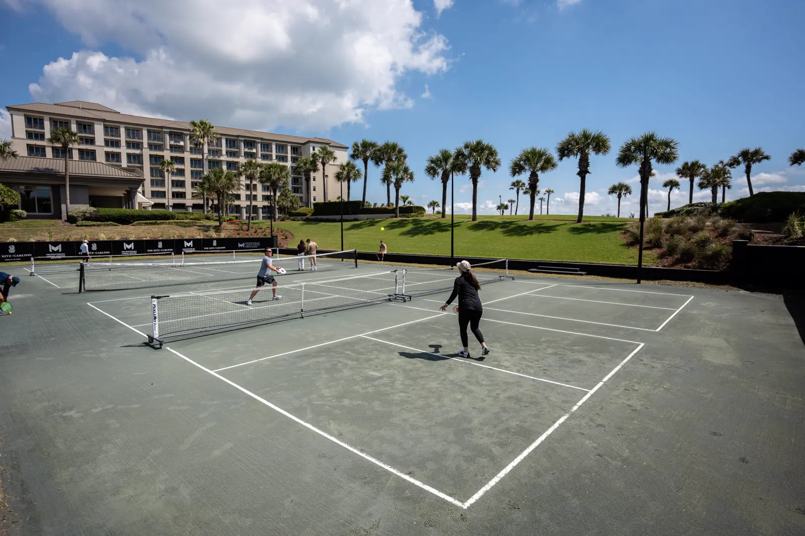 Spieler bei einem Pickleball-Match auf den Plätzen des Resorts The Ritz-Carlton Amelia Island