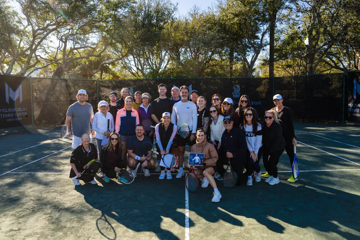 Gruppo di giocatori adulti in posa con Patrick Mouratoglou al Mouratoglou Tennis Center Amelia Island