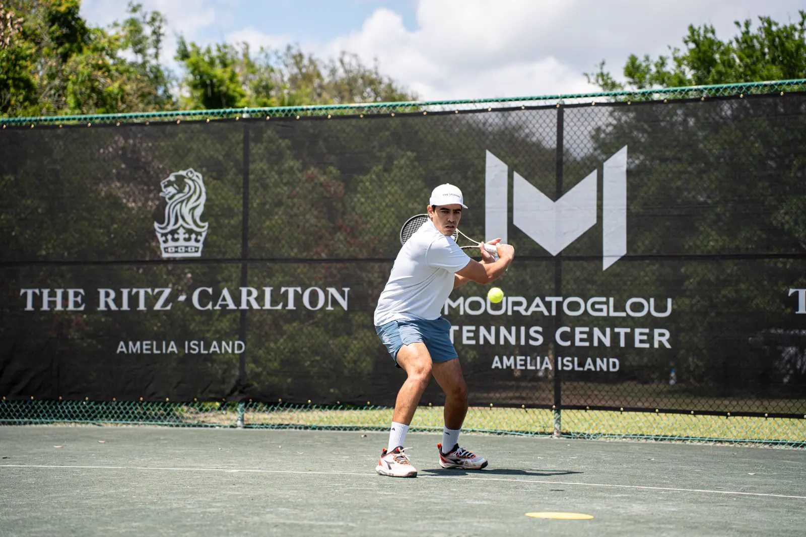 Tennisspieler beim Return auf den Plätzen