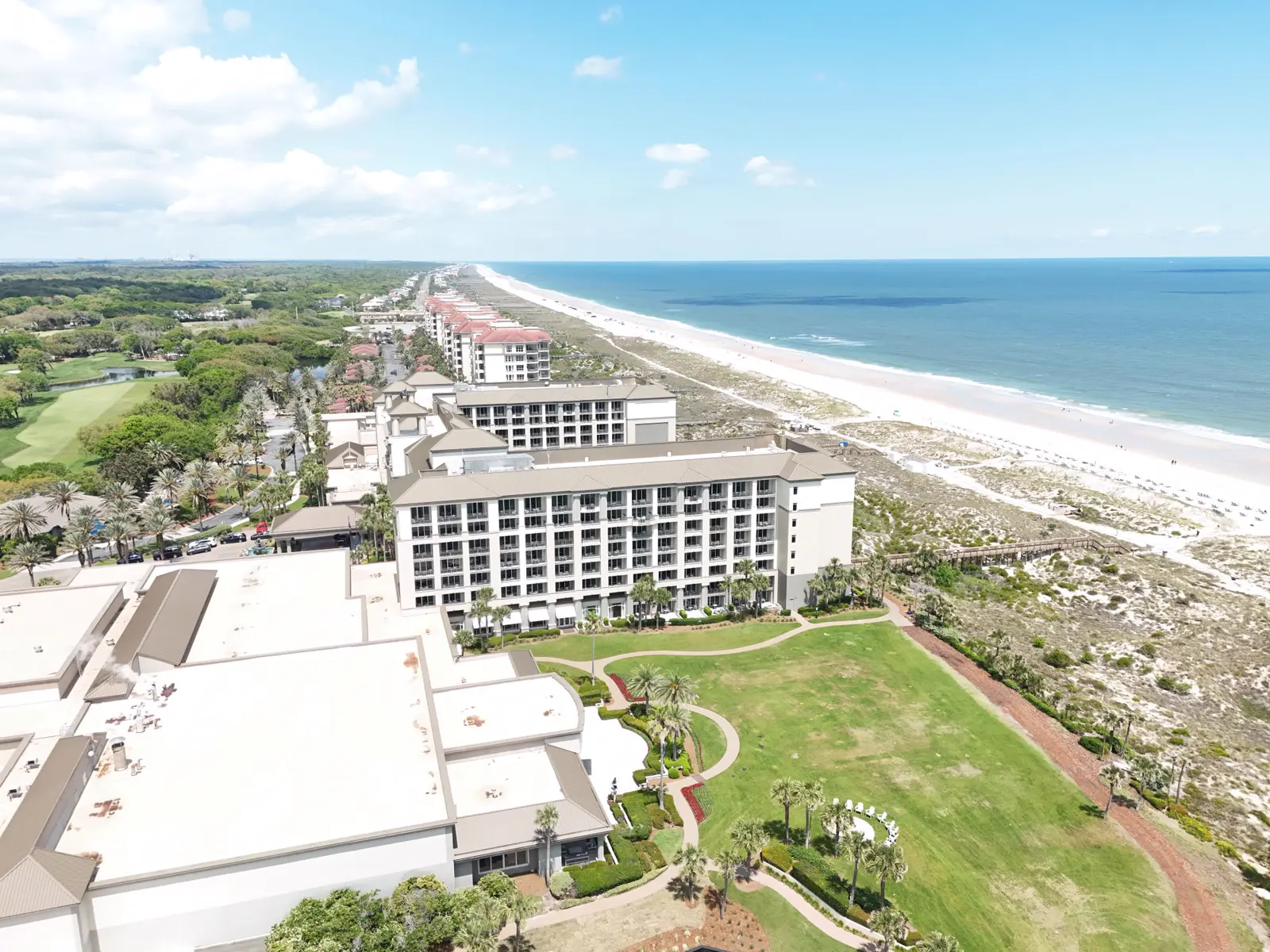 Drohnenaufnahme des Resorts Ritz-Carlton Amelia Island und der Pickleballplätze am Atlantik