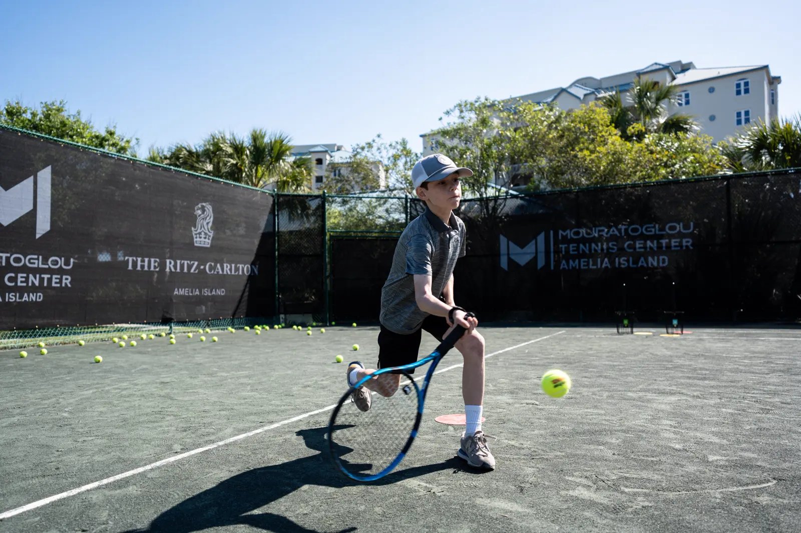 Niño practicando una devolución en las pistas del Mouratoglou Tennis Center Amelia Island