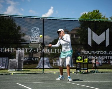 Jugador de tenis entrenando en The Ritz-Carlton Amelia Island