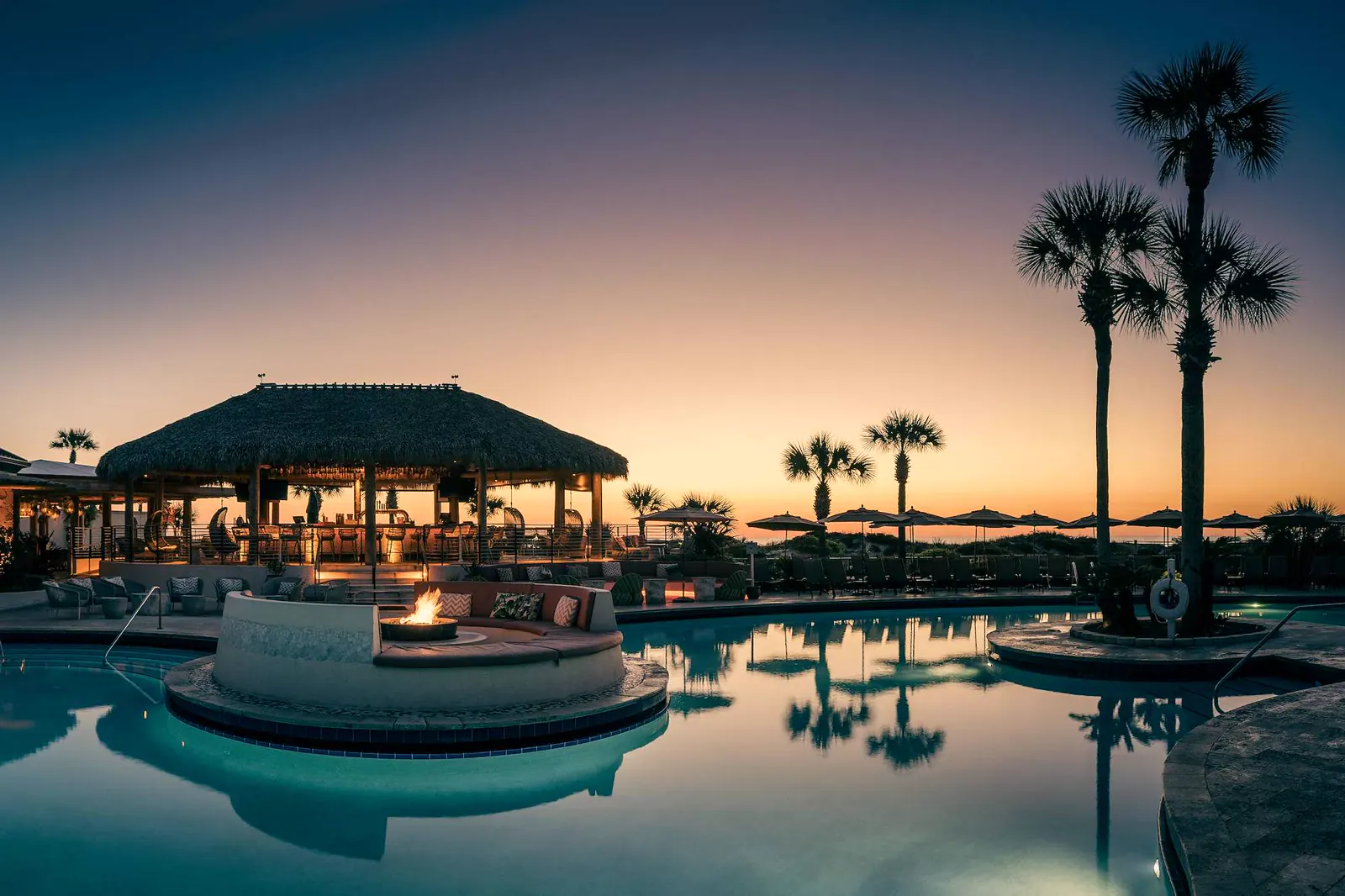 Piscina y hoguera al amanecer en The Ritz-Carlton, Amelia Island.