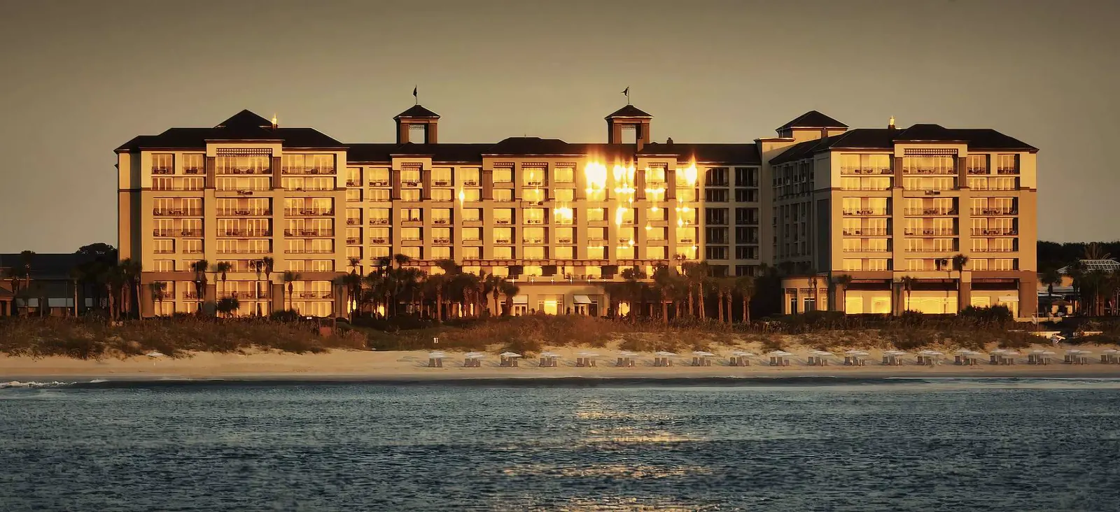 The Ritz-Carlton, Amelia Island iluminado al amanecer sobre la playa.