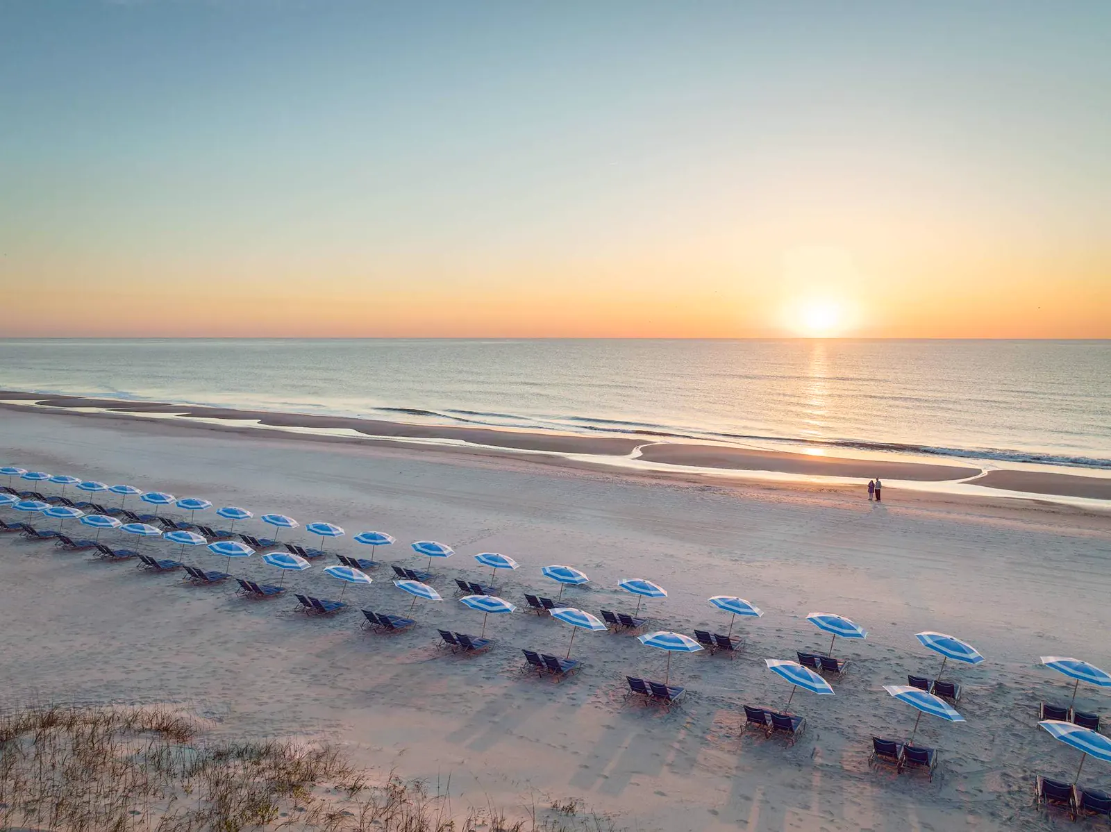 Cabañas de playa al atardecer frente a The Ritz-Carlton, Amelia Island.