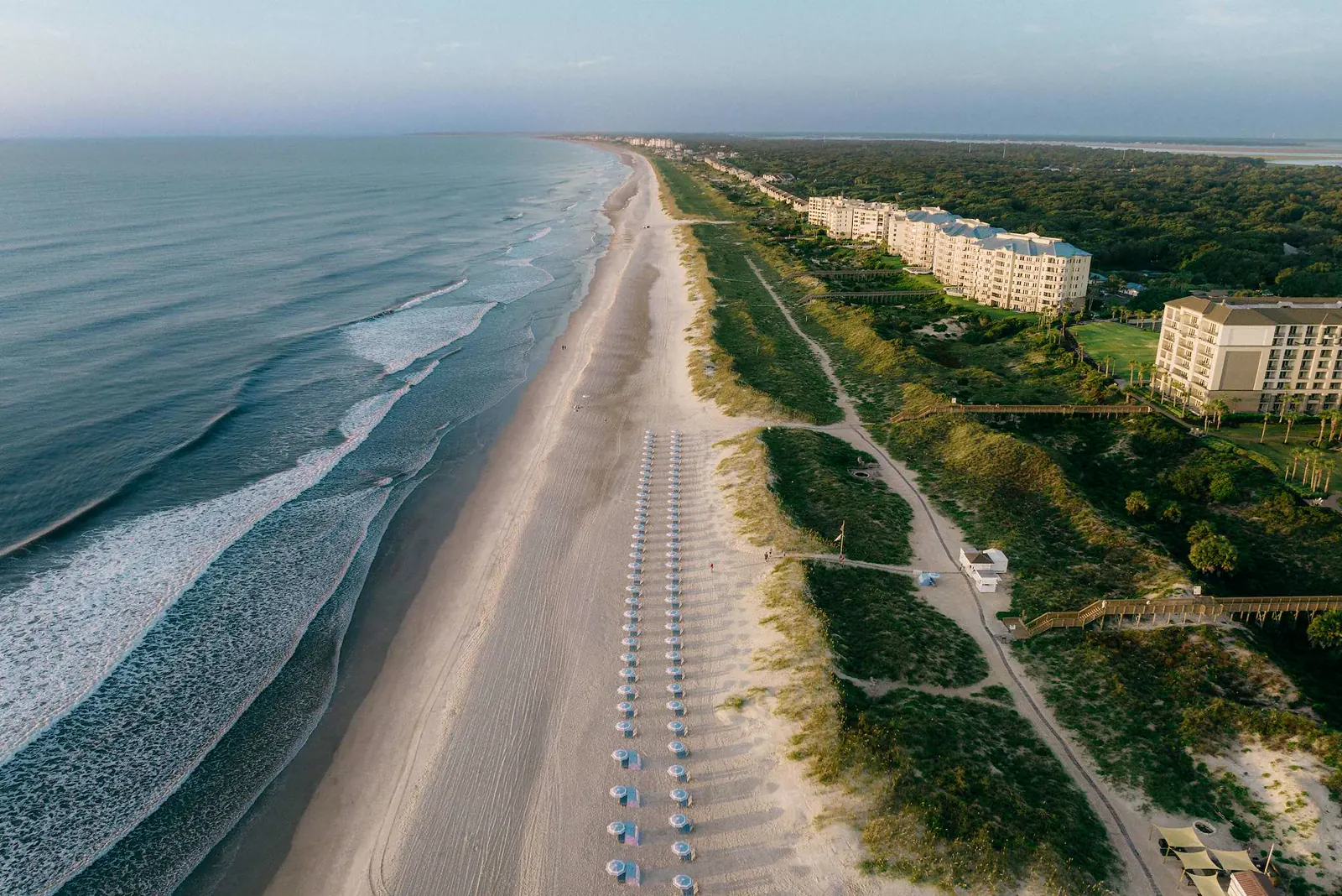 Vista aérea de la playa y las dunas junto a The Ritz-Carlton, Amelia Island.