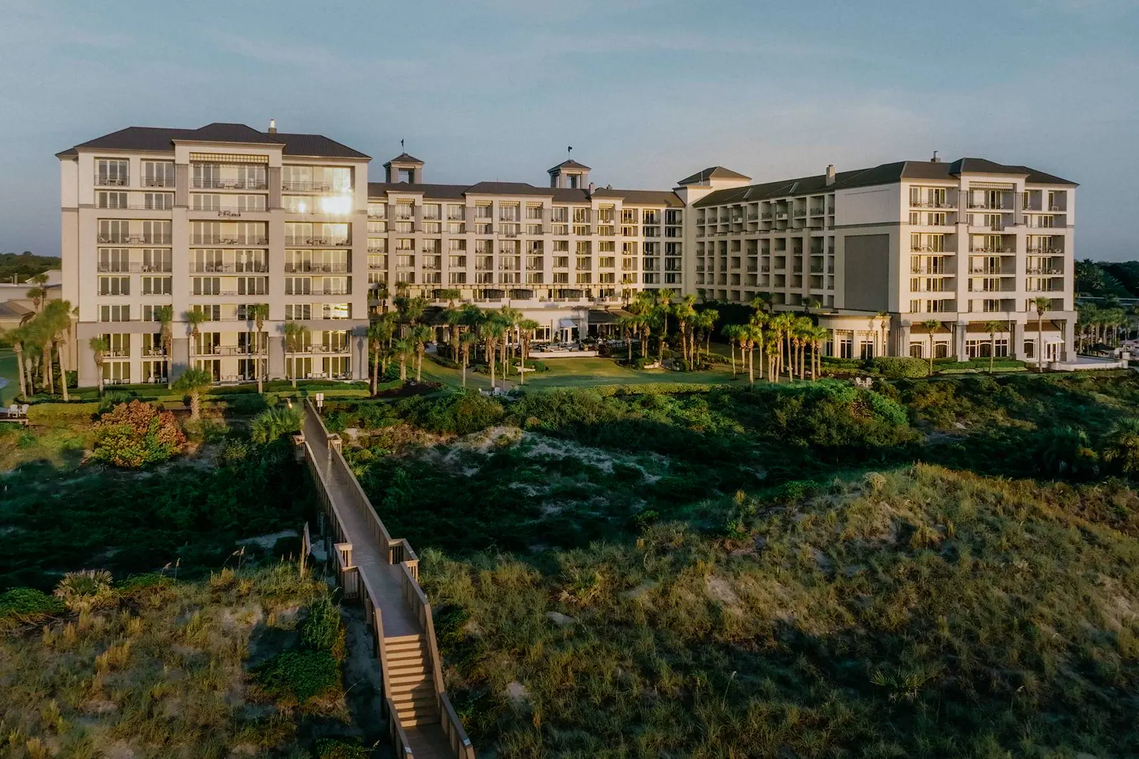 The Ritz-Carlton, Amelia Island visto desde las dunas y la pasarela.