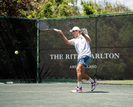 Jugador adulto devolviendo una pelota de tenis en las pistas del Mouratoglou Tennis Center Amelia Island
