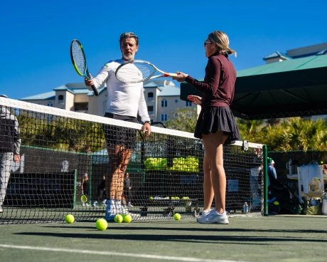 Patrick Mouratoglou entrenando a una jugadora en la pista del Mouratoglou Tennis Center Amelia Island.
