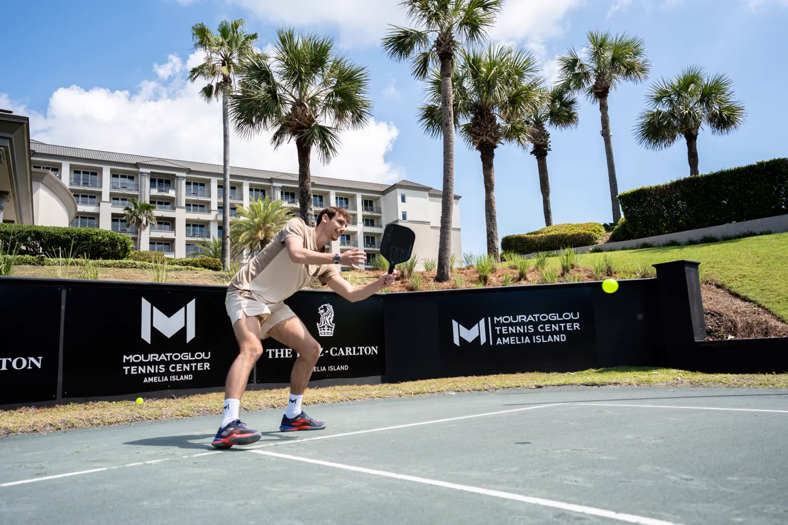 Coach beim Pickleball auf den Plätzen