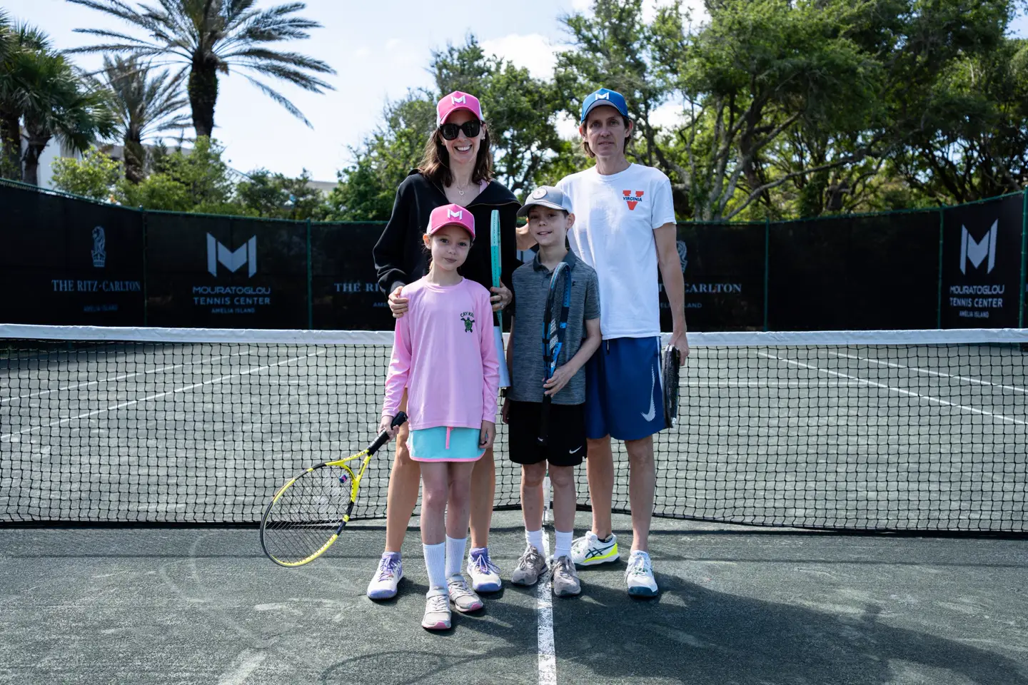 Familia posando en las pistas de tenis del Mouratoglou Tennis Center Amelia Island