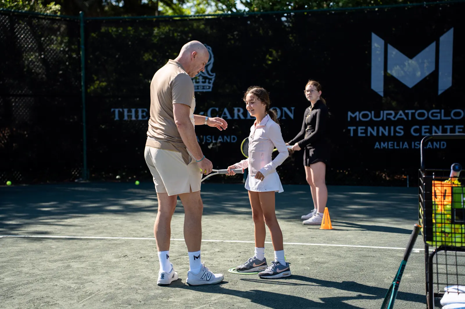 Entrenador explicando un movimiento durante una clase semiparticular en el Mouratoglou Tennis Center Amelia Island