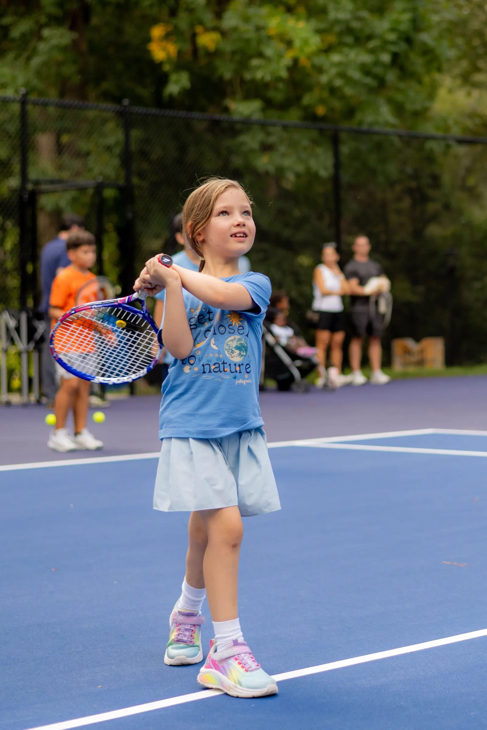 Joven jugadora de tenis entrenando con su entrenador en la Mouratoglou Academy Atlanta