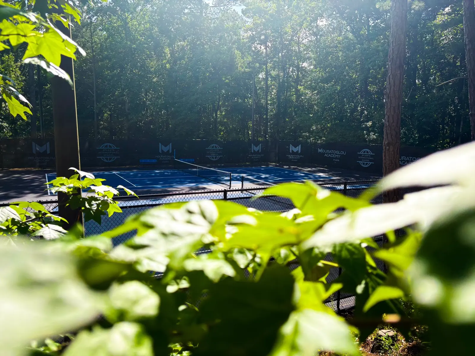 Pistas de tenis de la Mouratoglou Academy Atlanta con jugadores entrenando con entrenadores profesionales
