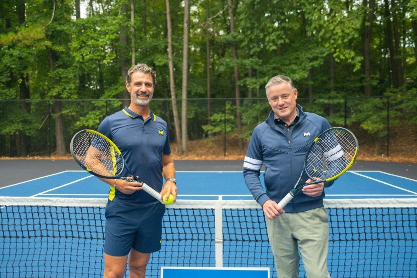 Patrick Mouratoglou mit einem Coach auf dem Platz an der Mouratoglou Academy Atlanta.