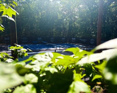 Tennisplätze der Mouratoglou Academy Atlanta mit Spielern im Training unter professioneller Anleitung
