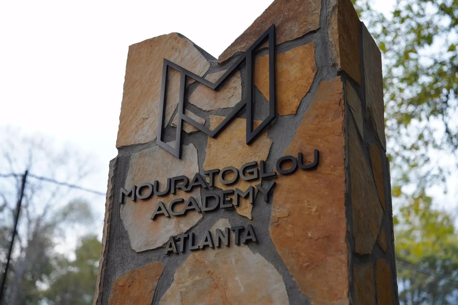 Tótem de piedra a la entrada de la Mouratoglou Academy Atlanta