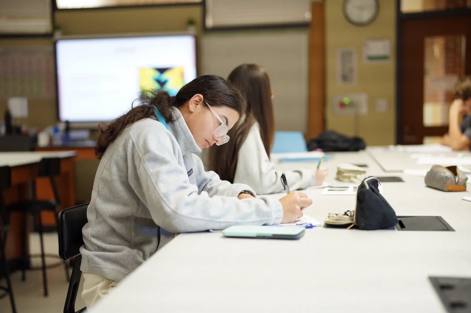 Uno studente scrive su un quaderno durante la lezione all’Atlanta International School