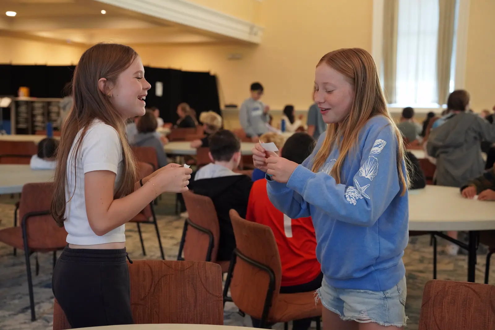 Due studenti ridono insieme alla Mouratoglou Academy Atlanta