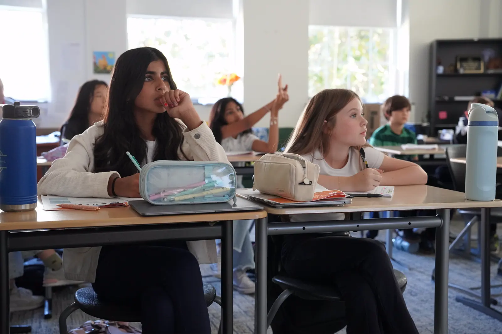 Due studenti studiano in aula all’Atlanta International School