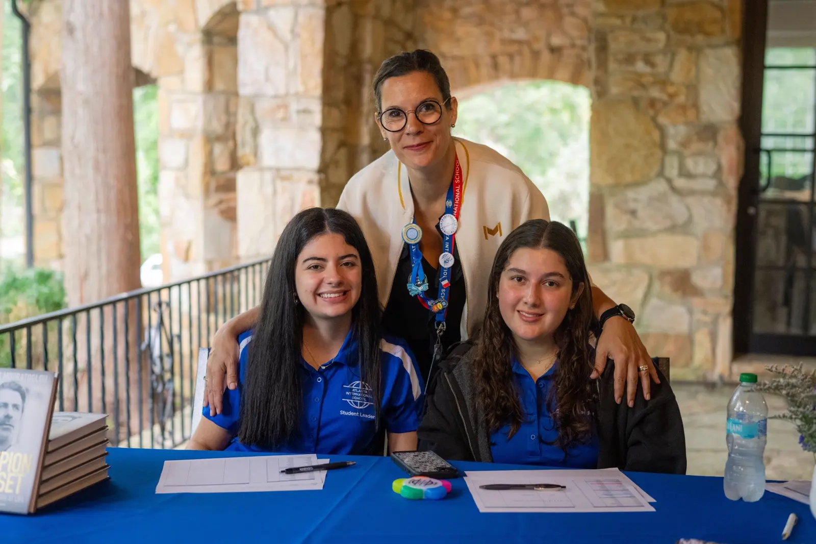 Due studenti con il loro insegnante all’Atlanta International School