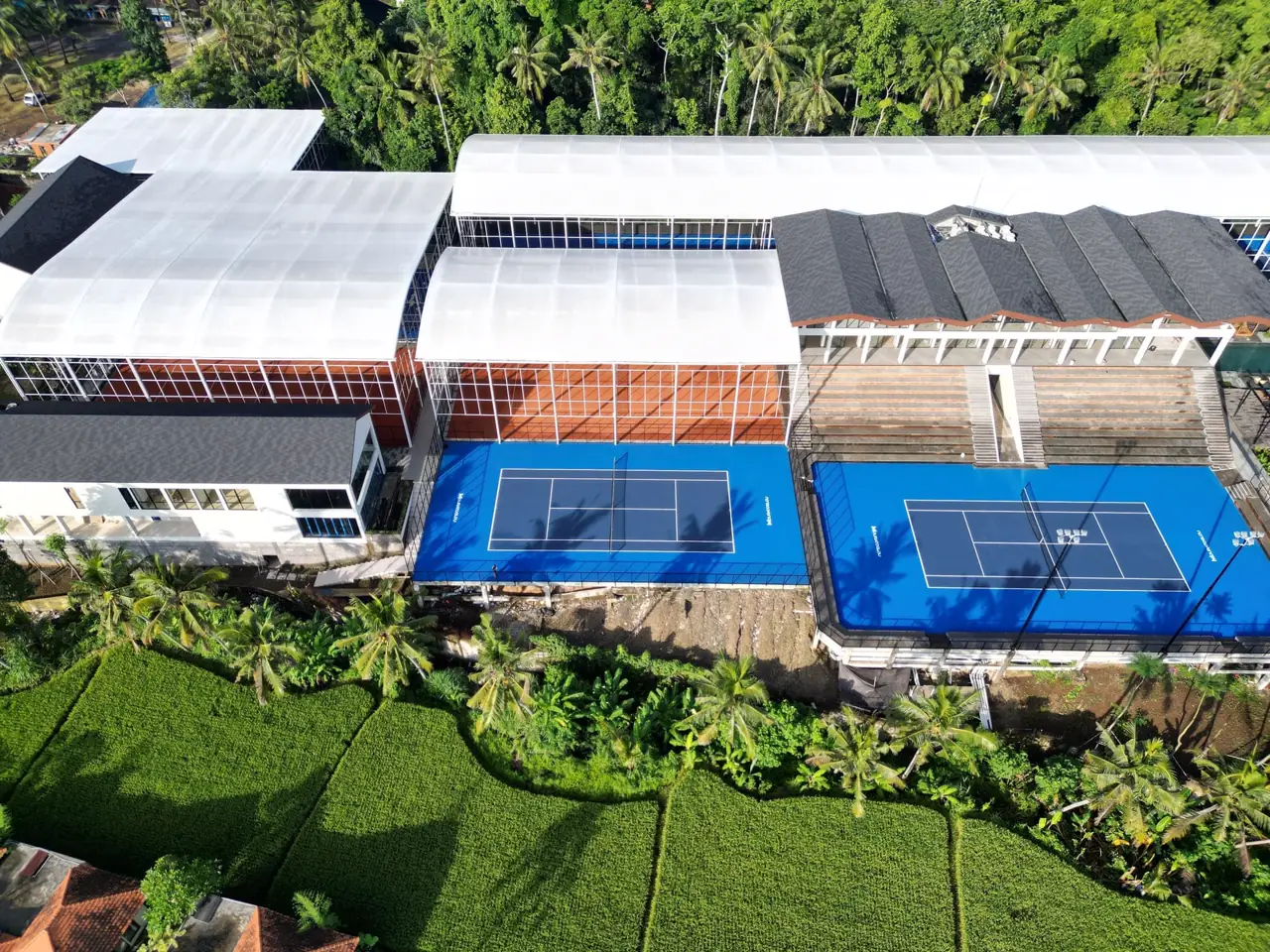 Luftaufnahme der Plätze im Mouratoglou Tennis Center Bali